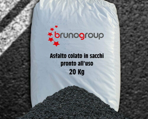 Asfalto colato in sacchi per riparazione buche stradali