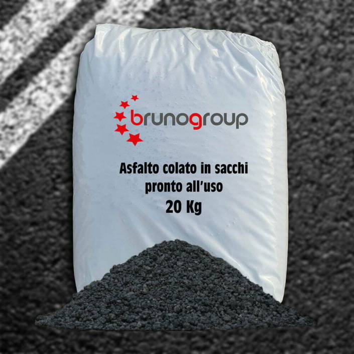 Asfalto colato in sacchi per riparazione buche stradali